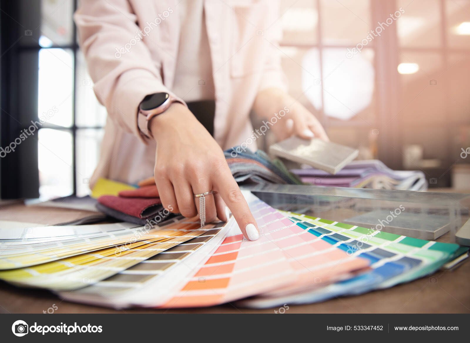 depositphotos_533347452-stock-photo-closeup-hand-of-woman-decorator