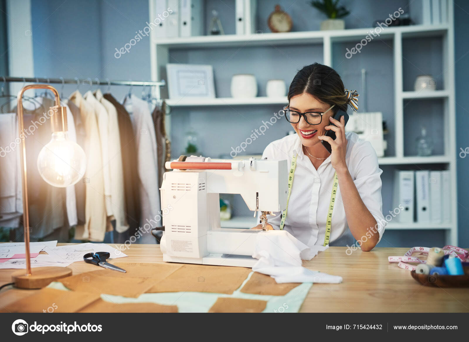 depositphotos_715424432-stock-photo-phone-call-woman-designer-startup
